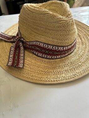NWT Women’s  Natural Straw Sun Hat with beautiful Red & 
Pink Trim